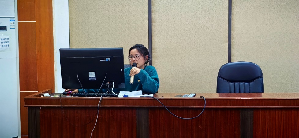 图片包含 前, 桌子, 小, 男人描述已自动生成 图片包含 前, 桌子, 小, 男人描述已自动生成