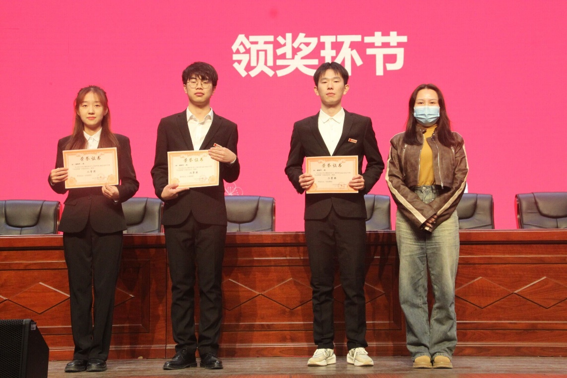 一群男人和女人站在一起描述已自动生成