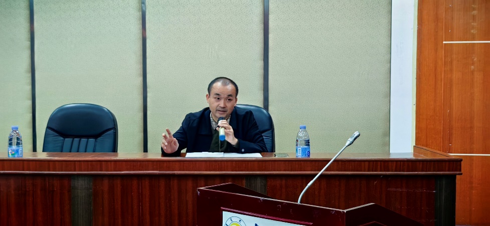 图片包含 室内, 橱柜, 桌子, 男人描述已自动生成 图片包含 室内, 橱柜, 桌子, 男人描述已自动生成